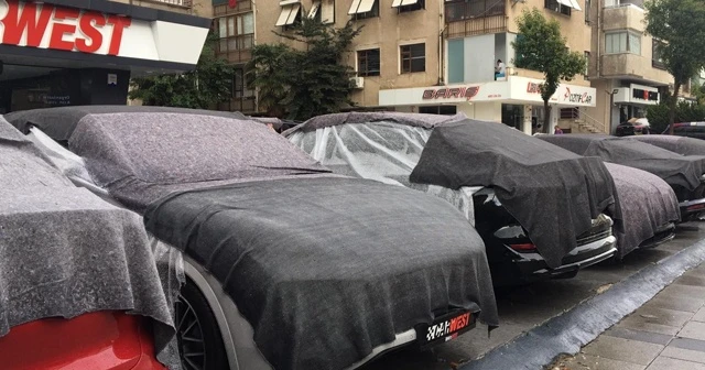 İstanbul'da dolu yağışında milyonluk lüks araçlar zarar gördü