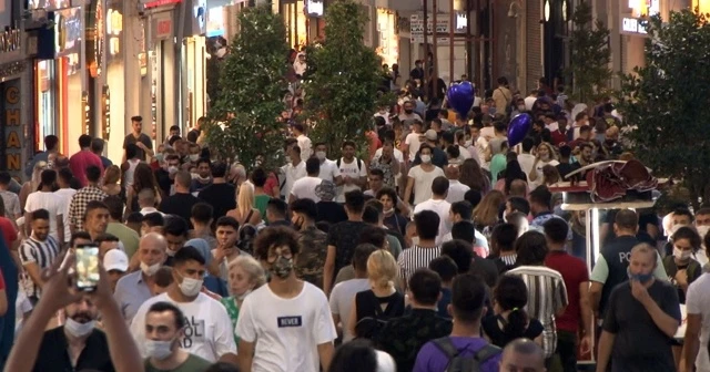 İstiklal Caddesi'ndeki yoğunluk pes dedirtti