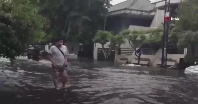 Jakarta sele teslim: 2 ölü