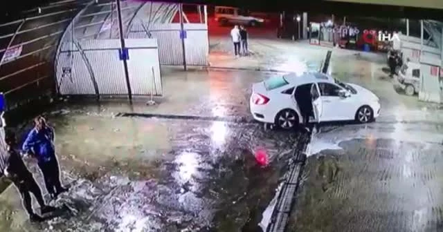 Kaçırdığı araçtan yola atlayan şahsı başka otomobil ezdi