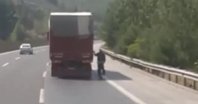 Kamyon arkasında tehlikeli bisiklet yolculuğu