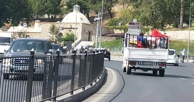 Kamyonet kasasında tehlikeli yolculuk