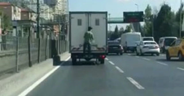 Kamyonetin kasasında tehlikeli yolculuk