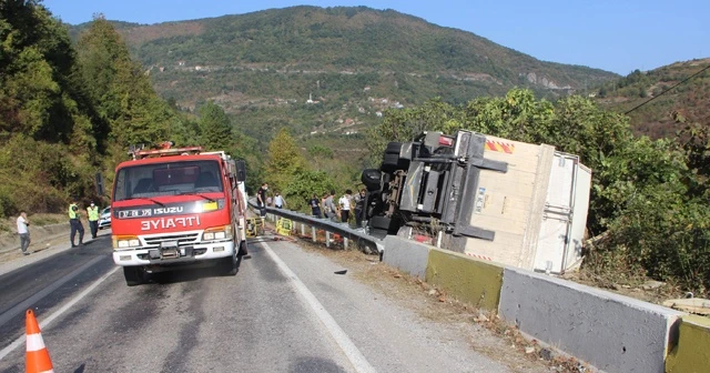 Kastamonu'da freni boşalan kamyon devrildi: 1 yaralı
