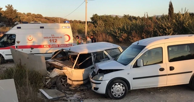 Kuşadası’nda iki otomobil kafa kafaya çarpıştı, 2 yaralı