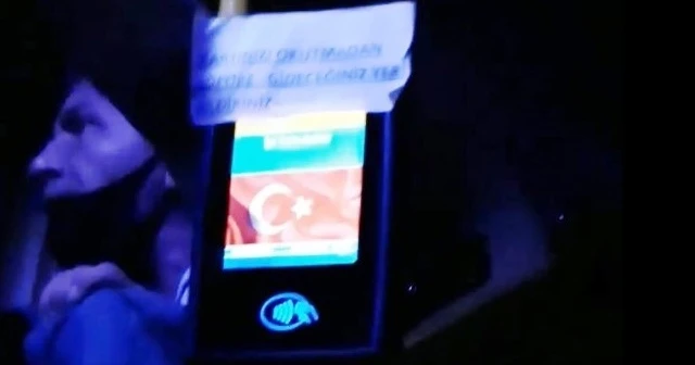 Minibüs şoförü hakaret ettiği turistleri araçtan attı