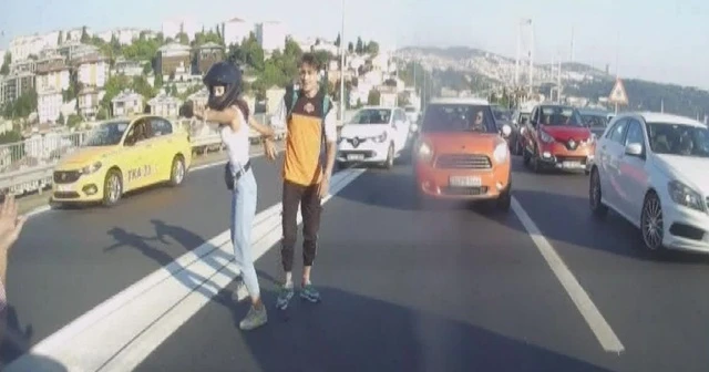 Motosikletli, otomobildeki aileye saldırdı