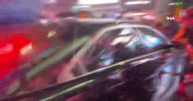 New York’ta bir kişi aracını protestocuların üzerine sürdü