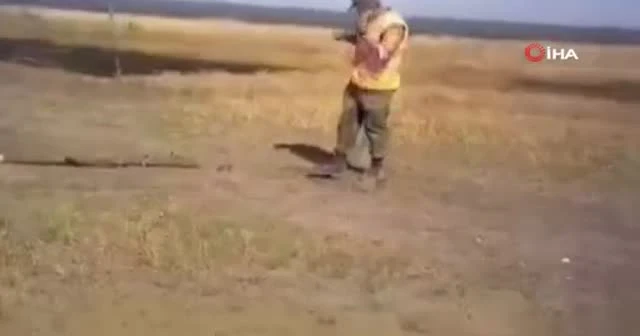 Rus yapımı roket askerin omzunda patladı