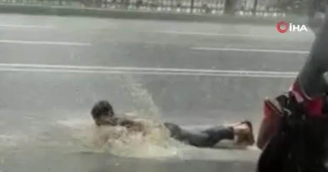 Sağanak yağmurda yüzmeye çalıştı