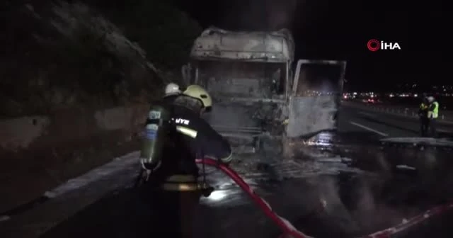 TEM’de seyir halindeyken yanan tırın çekicisi kül oldu