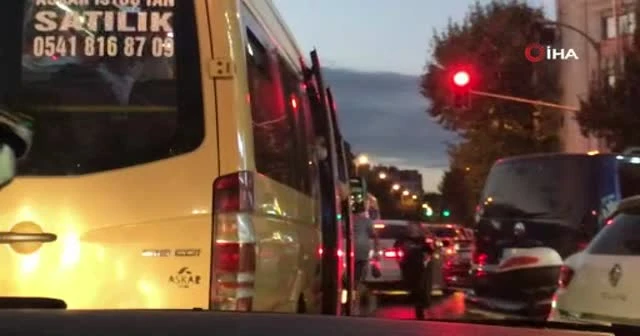 Tıka basa dolu olan minibüs kapıları açık yoluna devam etti