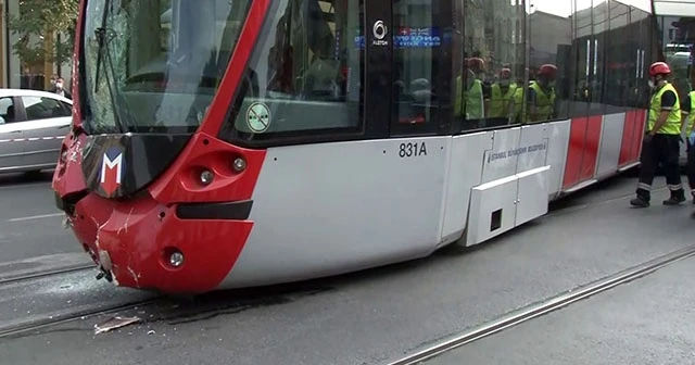 Tramvay ile otobüsünün çarpışma anı kamerada