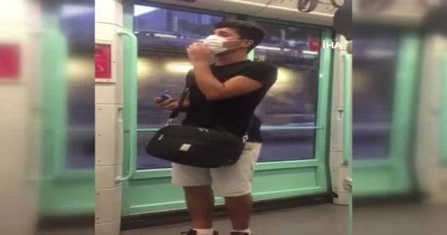 Tramvayda şarkı performansı hayran bıraktı