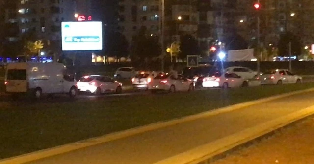 Yasaklara rağmen tehlikeli düğün konvoyu