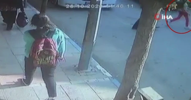 11 yaşındaki kıza arabanın çarptığı an kamerada