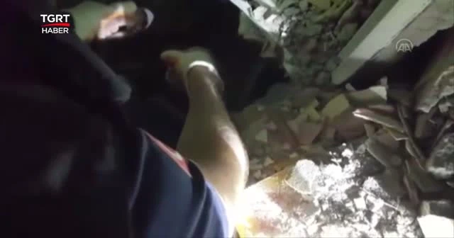 62 yaşındaki Emine Eren'in enkazdan çıkarılma anı