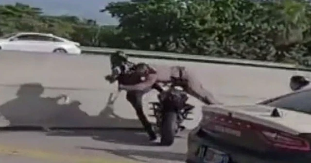 ABD’de polis, motor sürücüsünün üzerine atladı