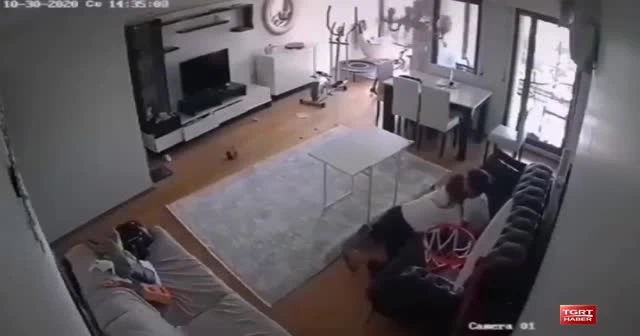 Anne evladını depremden böyle korudu!