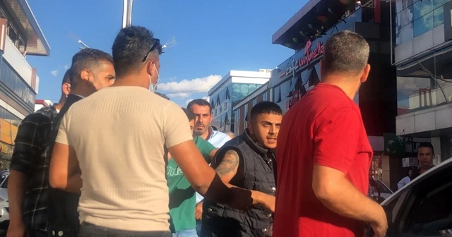 Annesine çarpan sürücüyü darp etti