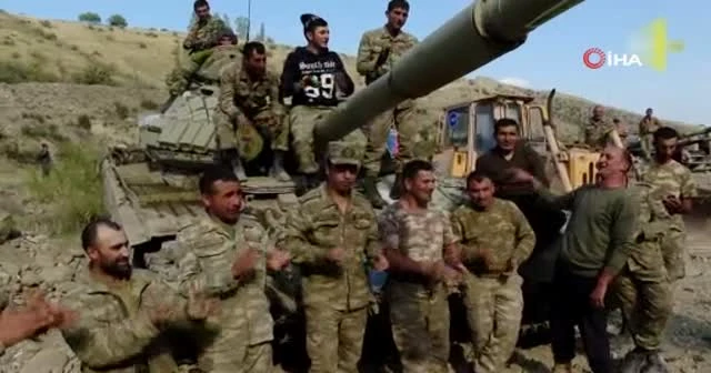Azerbaycan askerlerinden, Ermenistan tankının üzerinde zafer şarkısı