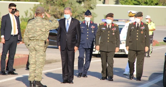 Bakan Akar yerli mayın temizleme teçhizatı ile zırhlı aracı inceledi