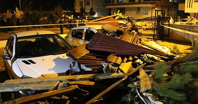 Başkent’te şiddetli fırtına binaların çatısını uçurdu