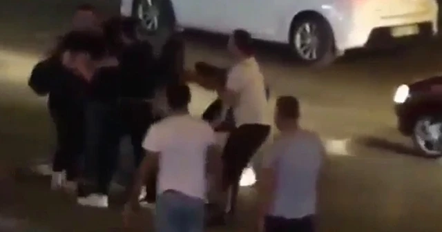 Erkek arkadaşına sosyal medyadan "yazdı" diye kızlar saç saça birbirine girdi
