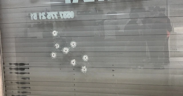 Erkek kuaförü dükkanına kurşun yağdırdılar