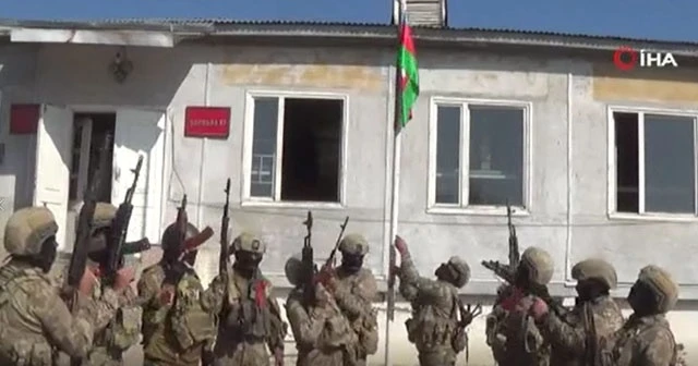 Fuzuli kentine Azerbaycan bayrağı dikildi