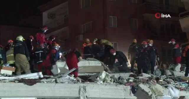 İkizler, enkaz altından çıkarılmayı bekliyor