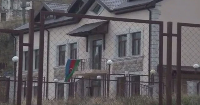 İşgalden kurtarılan köyde Azerbaycan bayrağı dalgalandırıldı