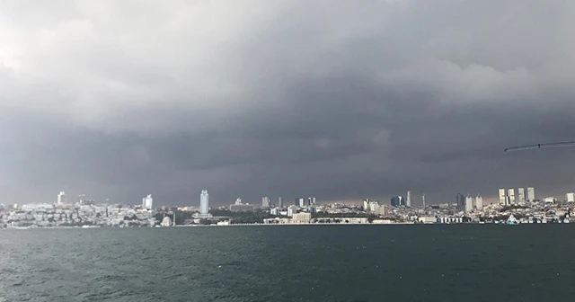 İstanbul'da gökyüzünü kara bulutlar sardı