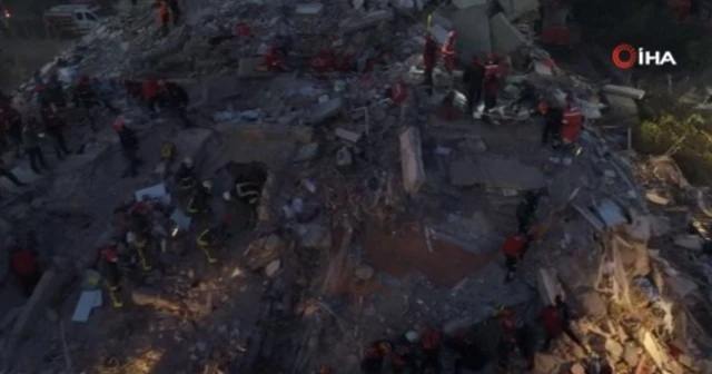 İzmir'de enkaza dönen binalar havadan görüntülendi