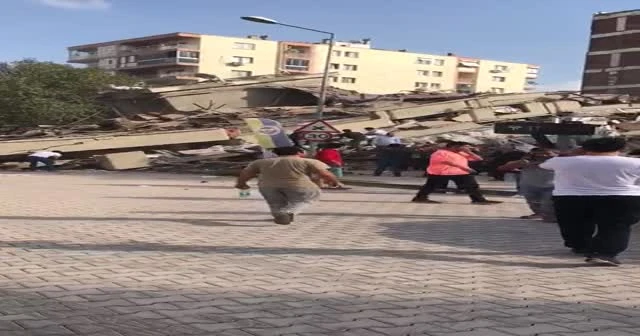 İzmir'de korkutan deprem! Deprem paniğe yol açtı