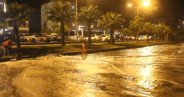 Karadeniz'de dev dalgalar oluştu, deniz yola taştı