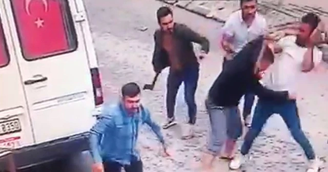 Kavga ettiği komşunun kafasına baltayla böyle vurdu