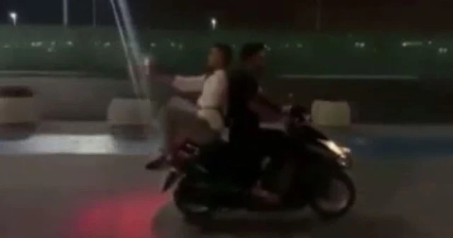 Magandalar seyir halinde havai fişek fırlattı