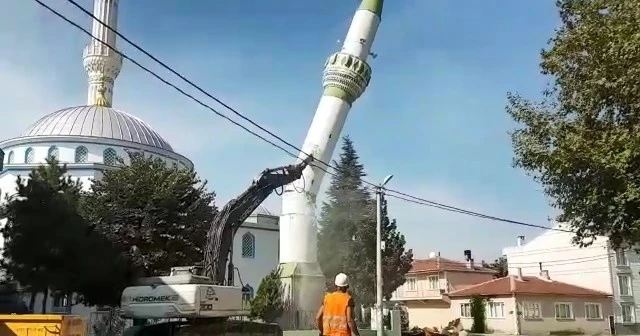 Minare böyle yıkıldı...Film gibi izlediler