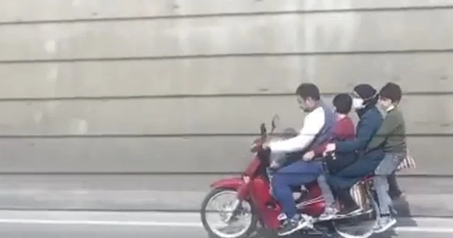 Motosiklet üzerinde tehlikeli yolculuk