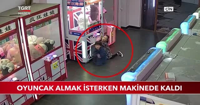 Oyuncak almak isterken makinede kaldı