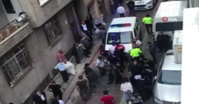 Polisin elindeki şahsa sopalarla saldırdılar