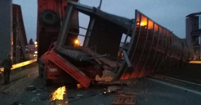 Rusya'da dikkatsiz kamyon sürücüsü canından oldu