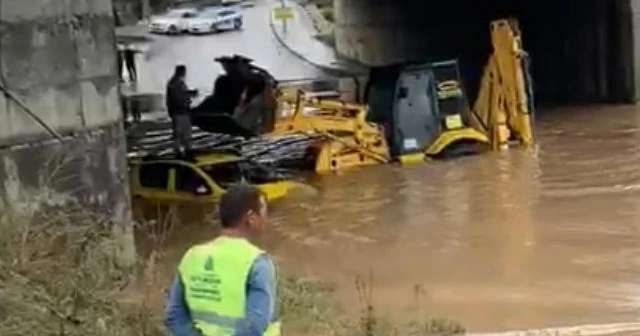 Sağanak yağış nedeniyle aracıyla mahsur kaldı