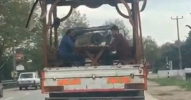 Seyir halindeki kamyonetin kasasında tavla keyfi