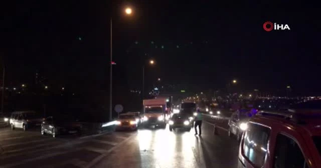 TEM Otoyolu'nda tır devrildi, trafikte yoğunluk oluştu