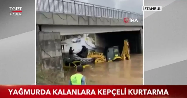 Yağmurda kalanlara kepçeli kurtarma