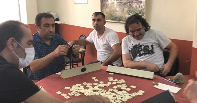 Yasağa rağmen okey masasında böyle yakalandılar