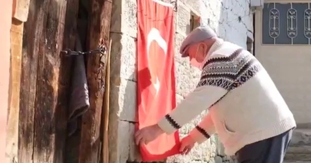 Yaşlı adamın bayrak hassasiyeti