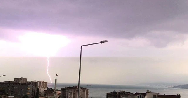 Yıldırım düştü, ağaç parçalandı